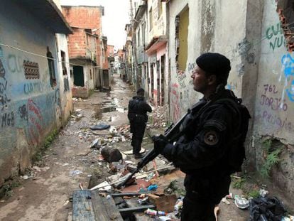 Policías en la favela Manguinhos de Río de Janeiro.