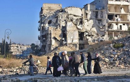 Residentes en Alepo oriental, este martes