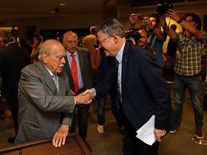 Ximo Puig saluda al expresidente catal&aacute;n Jordi Pujol el 27 de septiembre.