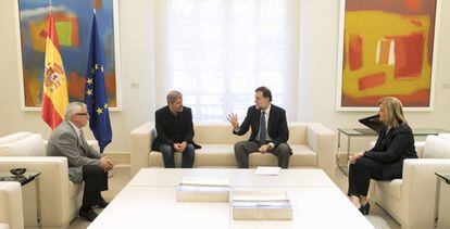 Desde la izquierda: el anterior líder de CC OO, Ignacio Fernández Toxo, el actual, Unai Sordo, el presidente del Gobierno, Mariano Rajoy, y la ministra de Empleo, Fátima Báñez