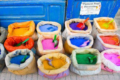 Un puesto de pigmentos en el mercado de la ciudad marroquí. 