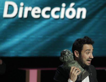 Juan Antonio Bayona habla a los asistentes a los Premios Goya 2013 después de lograr el galardón a mejor director por 'Lo imposible'.