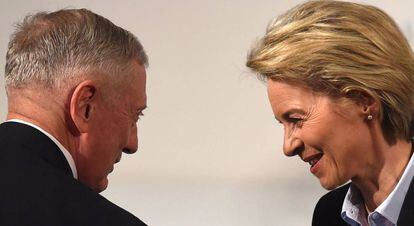 Los titulares de Defensa de EE UU, James Mattis, y Alemania, Ursula von der Leyen, el viernes en la Conferencia de Seguridad de M&uacute;nich. 