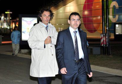 El primo del presidente Macri, Angelo Calcaterra (izquierda), llega este lunes a los tribunales federales de Buenos Aires.
