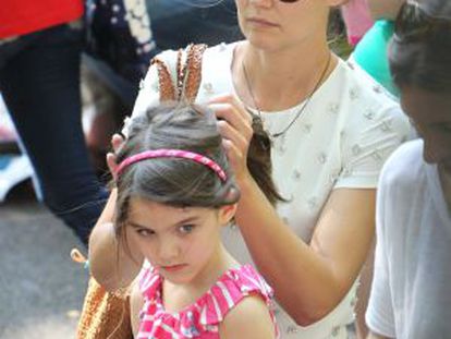 Katy Holmes con su hija Suri, en el Central Park de Nueva York, el 11 de julio de 2012.