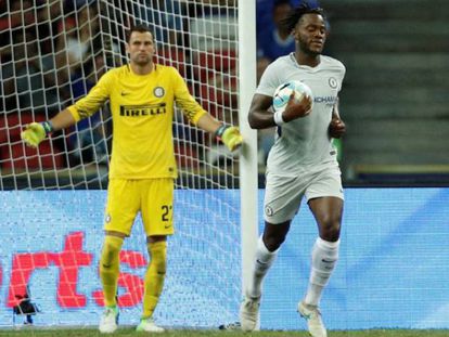 El meta del Inter gesticula extrañado tras el gol en propia de Kondogbia.