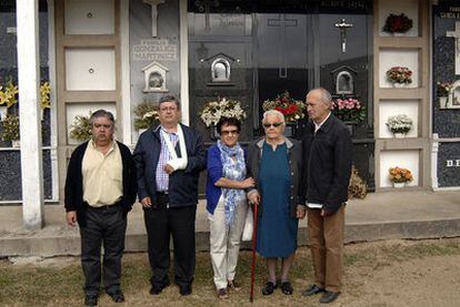 Familiares de las víctimas del franquismo en el cementerio de San Pedro de Grandal, en Vilarmaior. A la derecha, Francisco Rodríguez.