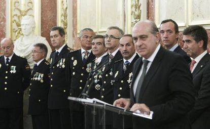 Jorge Fernández en el Congreso. Tras él, con bigote, el comisario Álvarez.