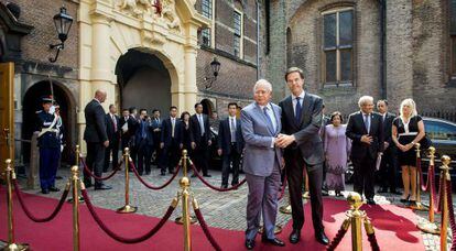 El primer ministro malasio, Najib Razak, y su homólogo holandés, Mark Rutte, este jueves en La Haya.