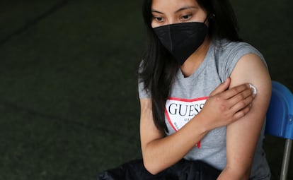 Una joven es vacunada contra el coronavirus en Xochimilco, Ciudad de México.