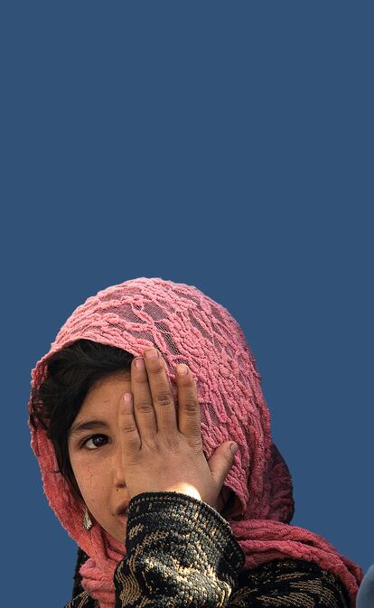 Mujeres frente a la sede del Gobierno de Badghis esperan para recibir un saco de harina.