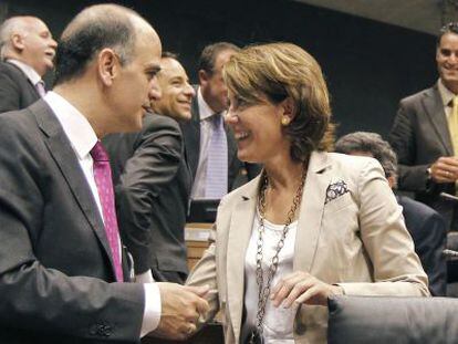 Alberto Catal&aacute;n es felicitado por Yolanda Barcina en el Parlamento navarro en junio de 2011