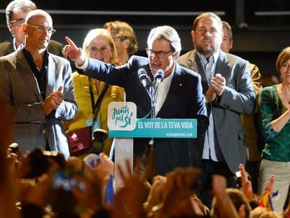 Artur Mas, Oriol Junqueras y otros miembros de Junts pel Sí, en la noche electoral de 27 de septiembre de 2015, cuando ambos partidos anunciaron que ponían en marcha su plan para declarar la independencia en 18 meses.