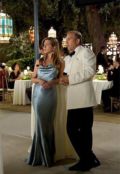 Jennifer Aniston y Kevin Costner, en una imagen de <i>Dicen por ahí...</i>