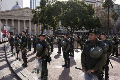 La gendarmería rodea la Plaza de Mayo. Al fondo la catedral de Buenos Aires.