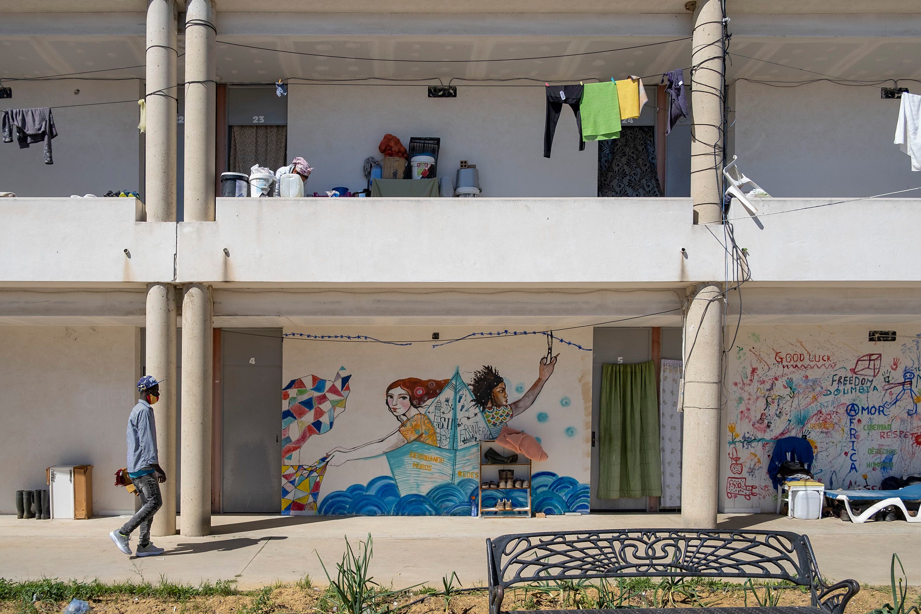Lo que fue la obra de construcción de un albergue municipal, sirve de alojamiento para decenas de migrantes en Lepe, Huelva.