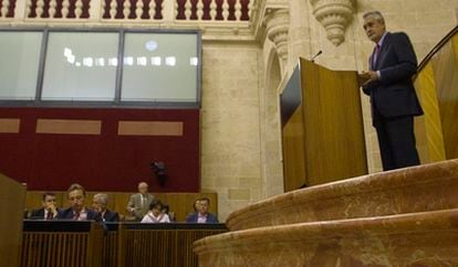 El presidente de la Junta de Andalucía, José Antonio Griñán, durante su intervención en el Parlamento.