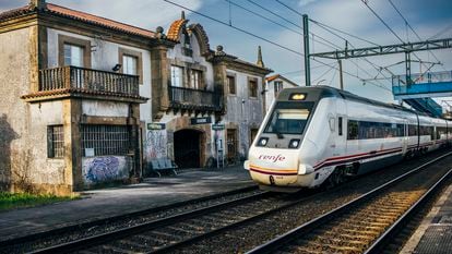 Un tren el lunes en el apeadero de Osebe, en Teo (A Coruña).