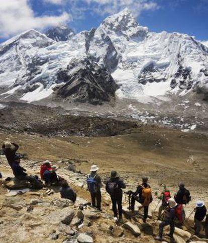 Un grupo de senderistas contempla las cimas del Changtse, Everest y Nuptse desde el pico Kala Patthar (5.545 m), en la región del Khumbu (Nepal).