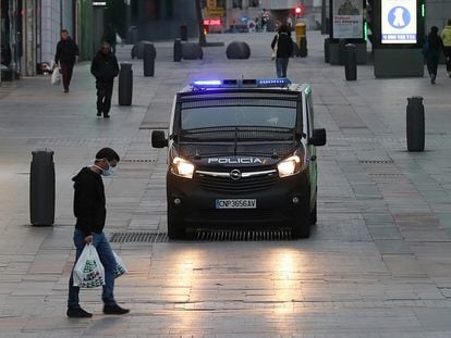 Un furgón policial en una calle en el centro de Madrid.