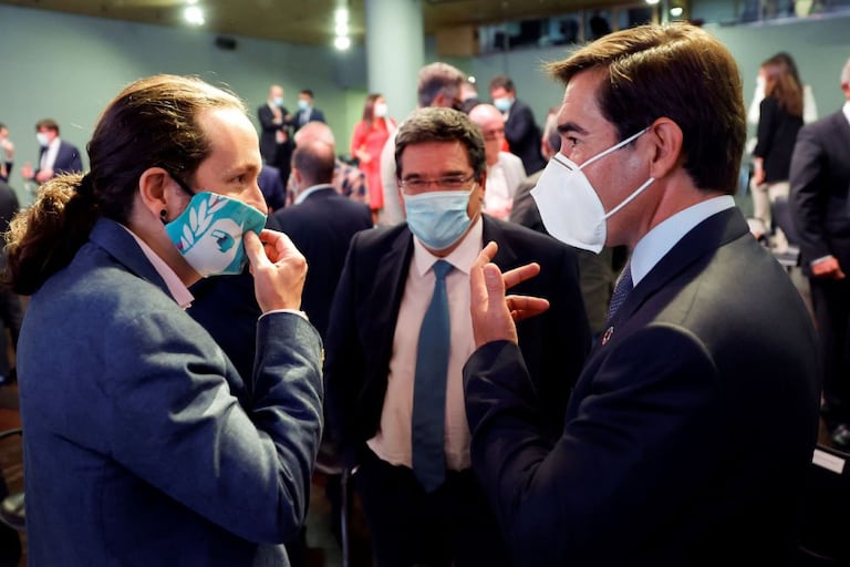 Iglesias conversa con el presidente del BBVA, Carlos Torres, junto con el ministro de Seguridad Social, José María Escrivá, este lunes en Madrid.