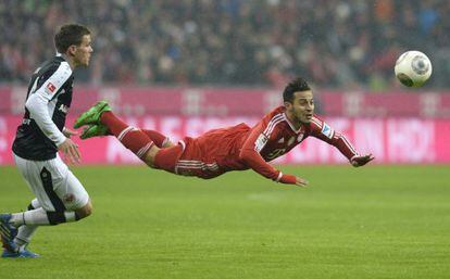 Thiago se tira en plancha ante Jung, del Frankfurt, este domingo en el Allianz Arena.