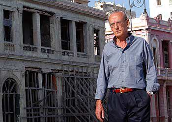 Eloy Gutiérrez Menoyo, paseando por el Malecón de La Habana en 2003.