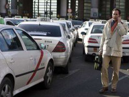 Taxis en la estaci&oacute;n de Atocha en Madrid.