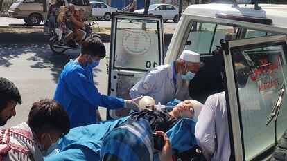 Personal sanitario traslada al hospital a una adolescente afgana herida en el atentado de este viernes en Kabul.
