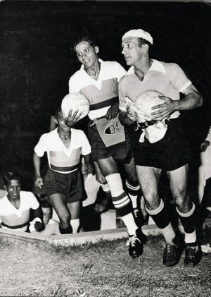 Montevideo, enero de 1942. Ecuatorianos y uruguayos saltan al terreno de juego para la disputa de un partido perteneciente a la Copa América que terminarían ganando los charrúas.