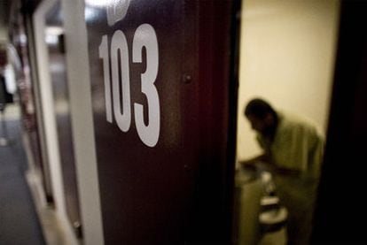 Un preso del Campo 6 de la base de Guantánamo se asea en un lavabo.