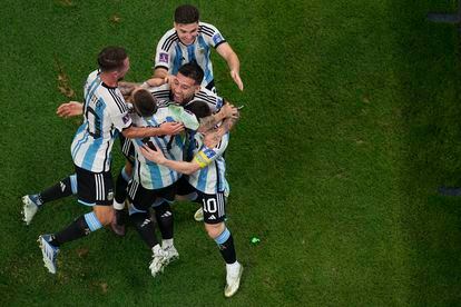 阿根廷隊球員慶祝梅西進球。 