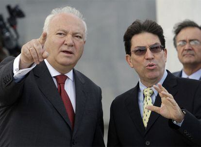 Miguel Ángel Moratinos, con su homólogo cubano, Bruno Rodríguez, en La Habana.
