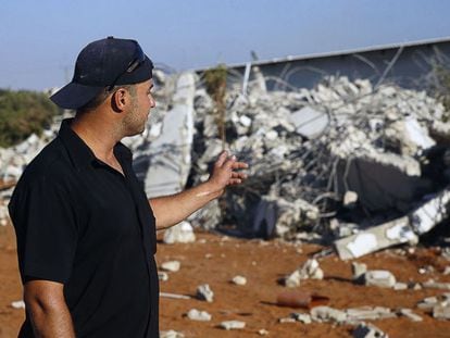 Abdallah Assaf, de 31 a&ntilde;os, ense&ntilde;a los escombros de los que hab&iacute;a sido su casa antes que los bulldozers israel&iacute;s la derribaran.  