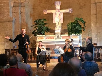 Baptiste Lopez, violín en mano, explica al público las características principales del Cuarteto op. 127 de Beethoven en la iglesia de Santo Stefano.