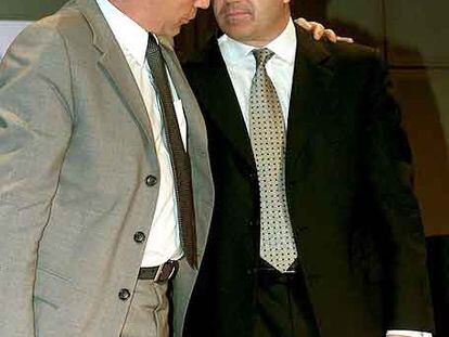 El presidente de Endemol, John de Mol, junto a Juan Villalonga en 2000.