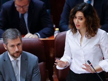 La presidenta de la Comunidad de Madrid, Isabel Díaz Ayuso (d), interviene durante la sesión de control en la Asamblea de Madrid, este jueves.