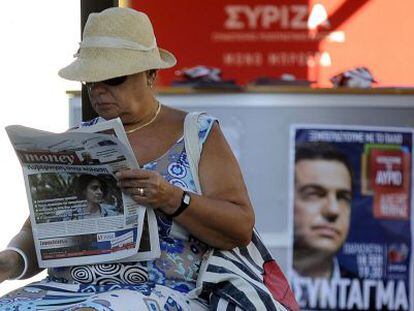 Una mujer ante un puesto electoral de Syriza, hoy en Atenas