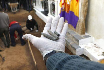 Casquillos de bala que los arqueólogos han localizado en una fosa común del cementerio de San José en Gerena