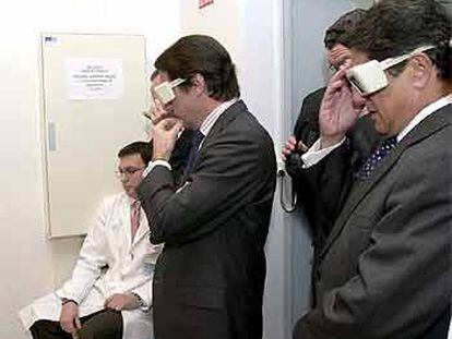 José María Aznar y Federico Trillo examinan los nuevos equipos del Centro de Astrobiología.