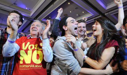 Unionistas celebran la victoria tras el recuento.
