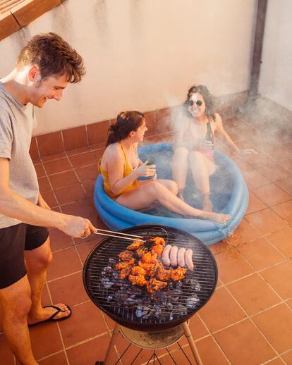 Un grupo de amigos aprovecha una tarde calurosa para meterse en agua fresca y prender fuego en su azotea en Pozuelo de Alarcón (Madrid).