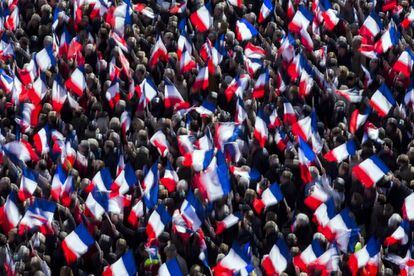 Seguidores del candidato de la derecha a las presidenciales francesas, François Fillon, asisten a su discurso en París.