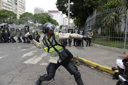 La policía lanza gases lacrimógenos contra los manifestantes que protestaban contra los nuevos poderes de emergencia decretados esta semana por el presidente, Nicolás Maduro, en Caracas.