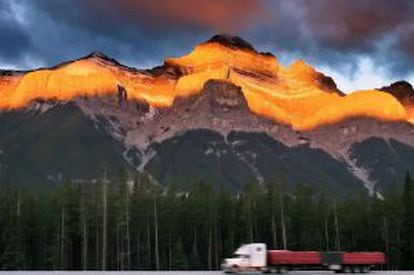 Un tráiler circulando por la Trans-Canadá Highway, a su paso por el parque nacional de Banff, en las montañas Rocosas.