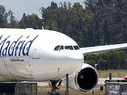 Avión de Air Madrid retenido en el aeropuerto de Santiago.