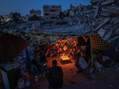 Grupo de niños palestinos reunidos en Gaza durante el alto el fuego entre Hamás e Israel el 25 de mayo de 2021.