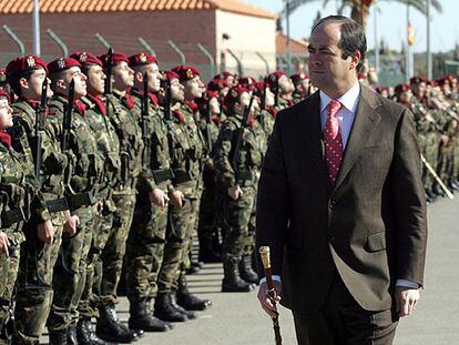 José Bono pasa revista en la base militar de Bétera (Valencia).