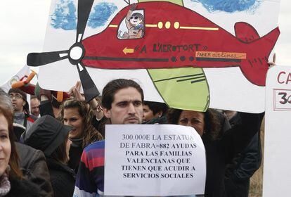 Manifestantes con pancartas protestan en el aeropuerto de Castellón