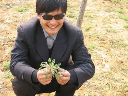 Foto suministrada por la Asociaci&oacute;n de Ayuda China muestra al activista Chen Guangchen en la provincia de Shandong, en una fecha no determinada.
 